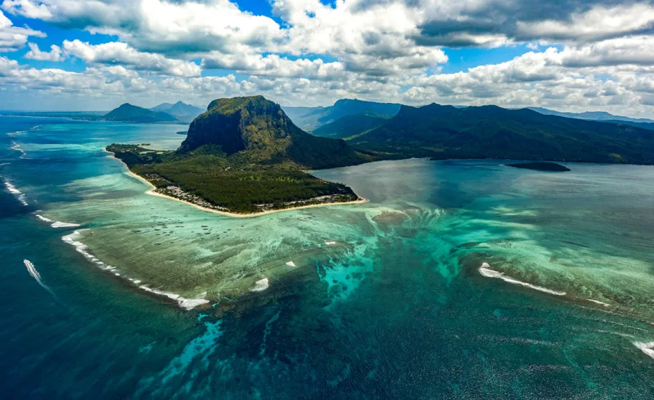 Underwater-Waterfall-of-Le-Morne